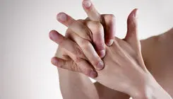 فلج اندام‌ها از عوارض شکستن قلنج توسط ماساژورها