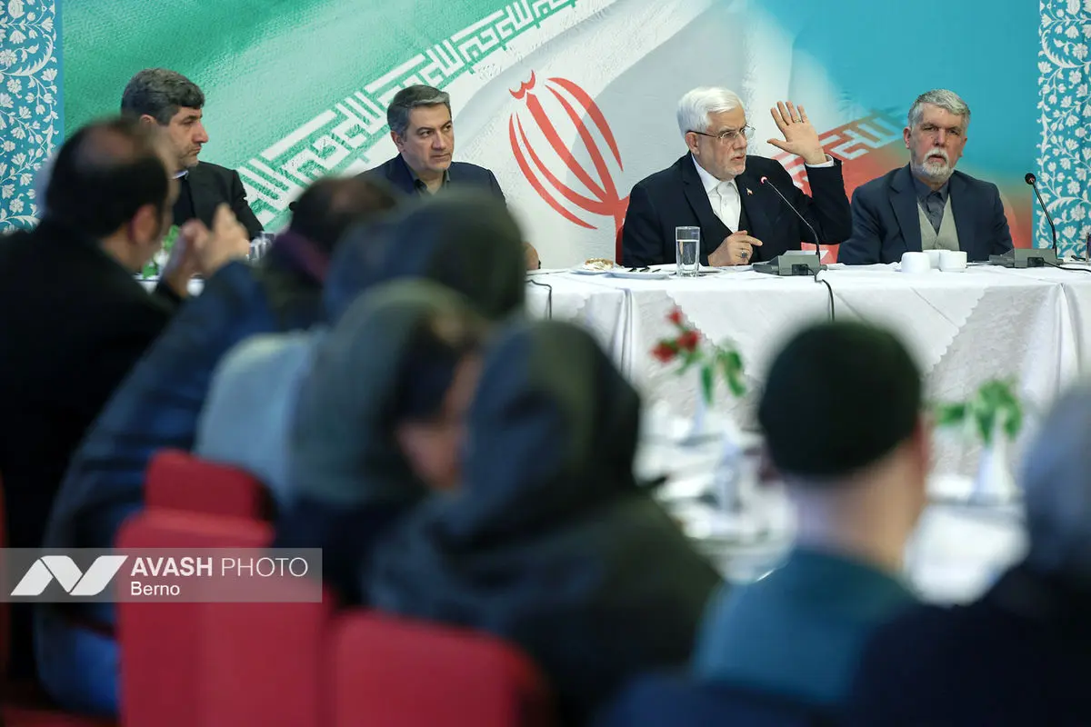 نشست جمعی از هنرمندان با معاون اول رئیس جمهور