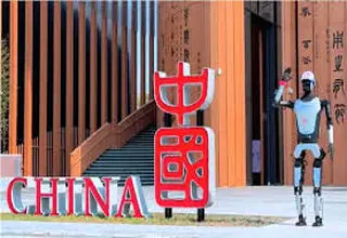 ربات انسان‌نمای خوشامدگو و راهنما تور در نمایشگاه اکسپو ۲۰۲۵