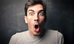 حرکات اکروباتیک و خطرناک دختر جوان روی سیم‌های بین ساختمان