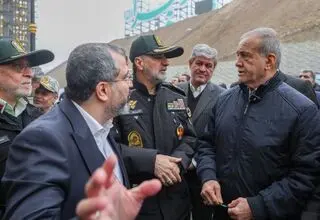 بازدید پزشکیان از شهرک مسکونی حضرت فاطمه زهرا (س) فراجا