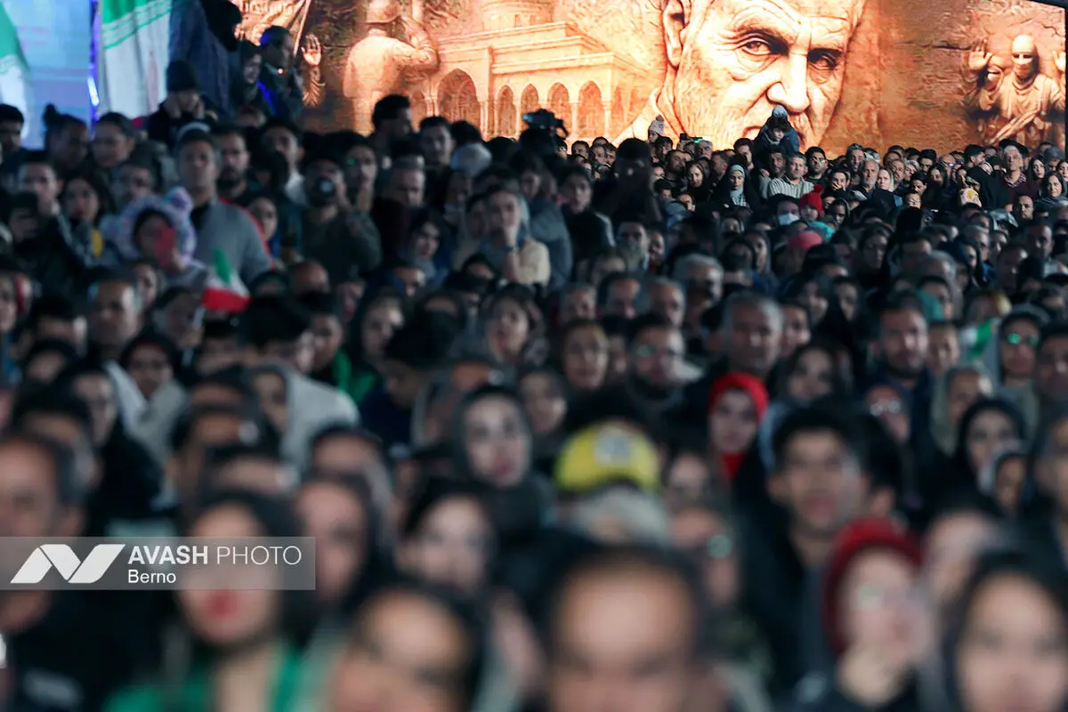 رونمایی از مجسمه «زانو زنندگان برابر ایران»
