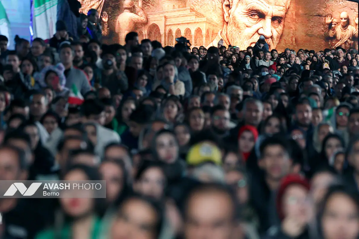 رونمایی از مجسمه «زانو زنندگان برابر ایران»