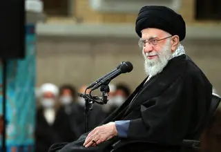 رهبر انقلاب: آمریکایی‌ها بدانند ملت ایران تسلیم‌شدنی نیست
