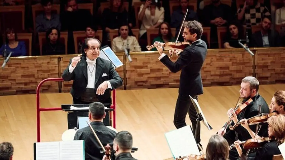 «علی رهبری» ارکستر سمفونیک مارینسکی روسیه را روی صحنه میرود