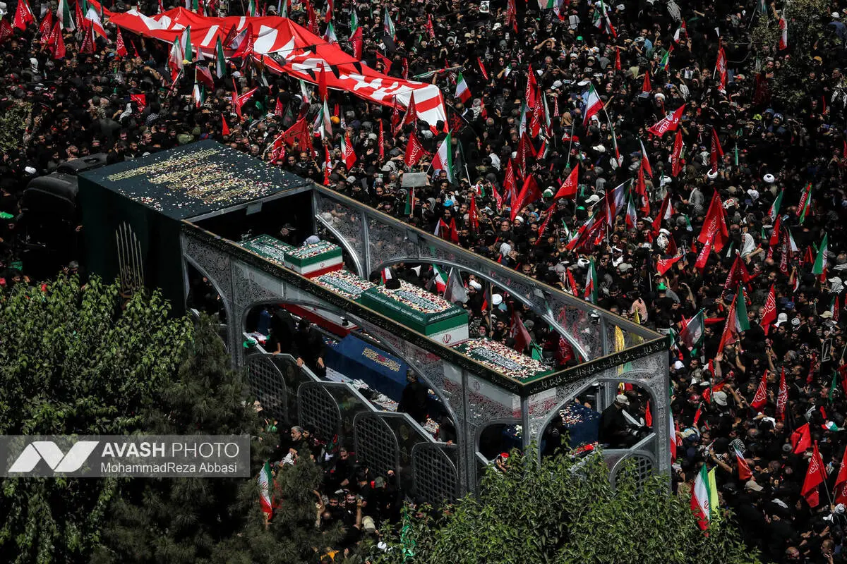 کدام مقام از پیکر رهبر شهید در مشهد استقبال کرد؟
