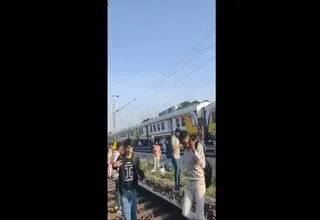  برخورد شدید یک قطار مسافربری با یک قطار باری در هند+فیلم