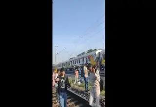  برخورد شدید یک قطار مسافربری با یک قطار باری در هند+فیلم