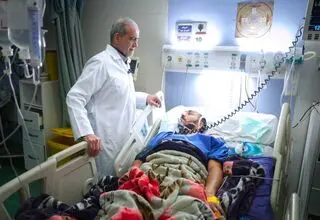 بازدید پزشکیان از مجروحان جنایات جنگی