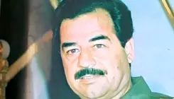عکس صدام حسین با گذاشتن تفنگ روی مغز زن اولش .../ بیچاره زن وحشت زده ...
