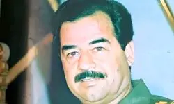 عکس صدام حسین با گذاشتن تفنگ روی مغز زن اولش .../ بیچاره زن وحشت زده ...