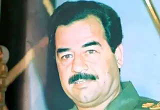 عکس صدام حسین با گذاشتن تفنگ روی مغز زن اولش .../ بیچاره زن وحشت زده ...