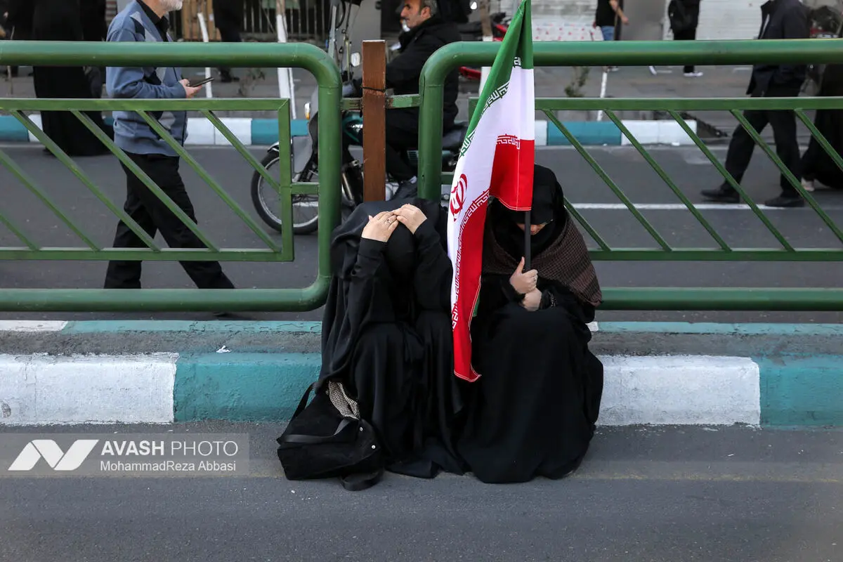 تجمع سوگواران رهبر شهید انقلاب در میدان انقلاب تهران