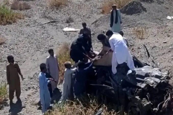 مصدومیت یک کارگر سوخت‌بر بر اثر تصادف در جاده ایرانشهر