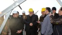 بازدید وزیر نیرو از دو سایت در حال احداث نیروگاه‌های خورشیدی
