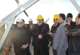 بازدید وزیر نیرو از دو سایت در حال احداث نیروگاه‌های خورشیدی