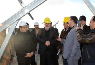 بازدید وزیر نیرو از دو سایت در حال احداث نیروگاه‌های خورشیدی