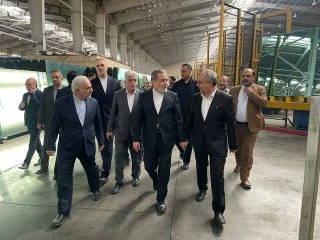 عراقچی از کارخانه شیشه آذر بازدید کرد