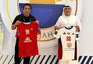 تراکتور با پیراهن قرمز مقابل شارجه امارات به میدان می‌رود