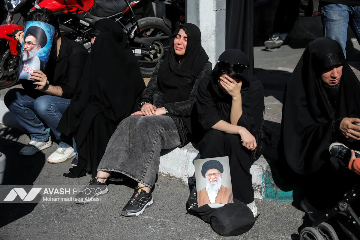 تجمع سوگواران رهبر شهید انقلاب در میدان انقلاب تهران
