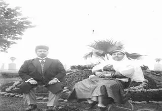 عکس/ محمدعلی شاه قاجار ۱۳۰ سال پیش نشسته در کنار همسرش ملکه جهان