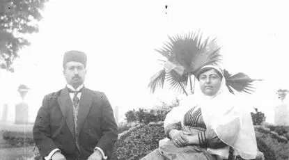 عکس/ محمدعلی شاه قاجار ۱۳۰ سال پیش نشسته در کنار همسرش ملکه جهان
