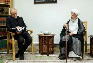 پزشکیان با آیت‌الله سبحانی دیدار کرد