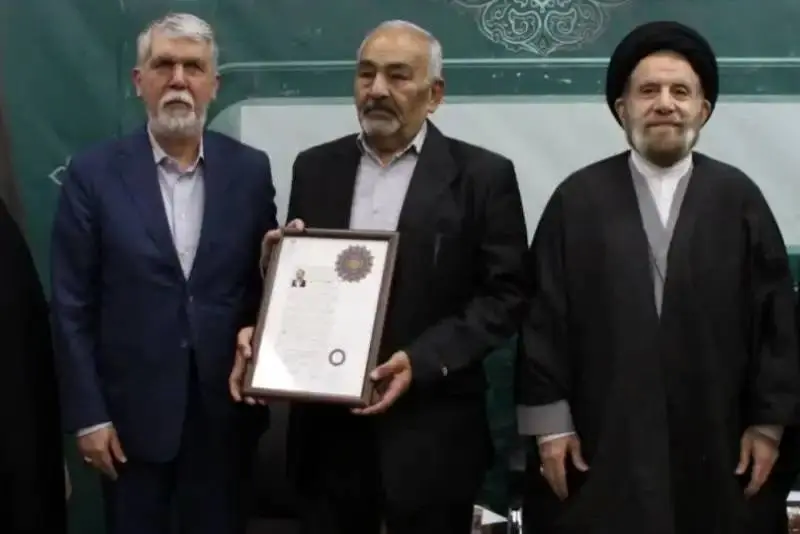 وزیر ارشاد نشان درجه یک هنری را به شاعر لرستانی اعطا کرد