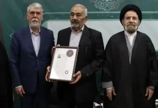 وزیر ارشاد نشان درجه یک هنری را به شاعر لرستانی اعطا کرد