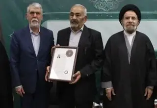 وزیر ارشاد نشان درجه یک هنری را به شاعر لرستانی اعطا کرد