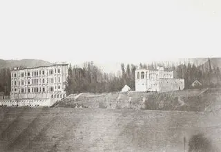 عکس/ تصویری زیبا از عمارت عمادیه کرمانشاه در دوره قاجار و حدود ۱۸۰ سال پیش