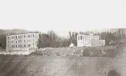 عکس/ تصویری زیبا از عمارت عمادیه کرمانشاه در دوره قاجار و حدود ۱۸۰ سال پیش