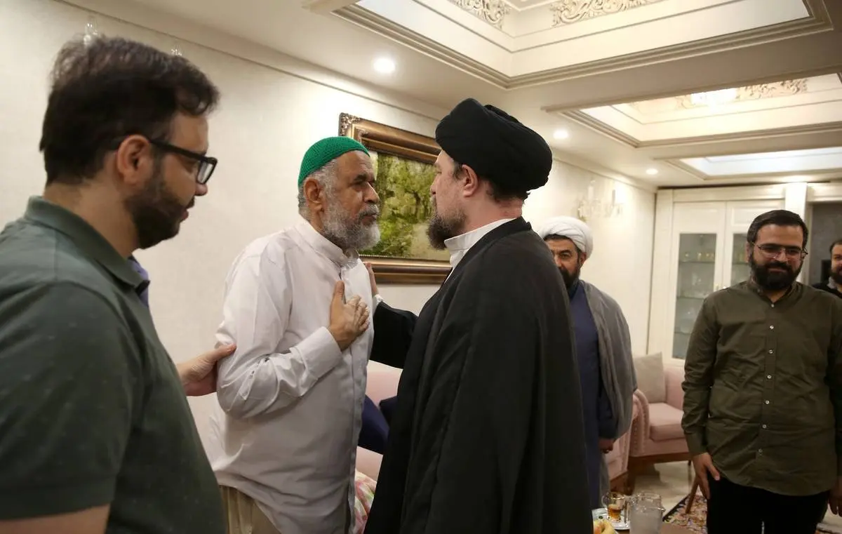 سیدحسن خمینی از دستیار ویژه رئیس جمهور عیادت کرد