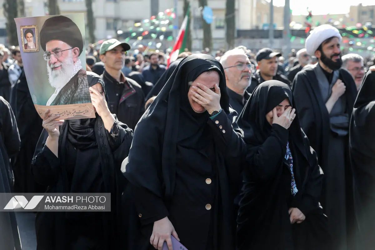 تجمع سوگواران رهبر شهید انقلاب در میدان انقلاب تهران
