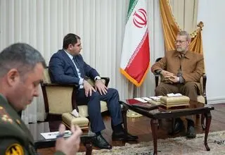 علی لاریجانی با وزیر دفاع ارمنستان دیدار کرد 