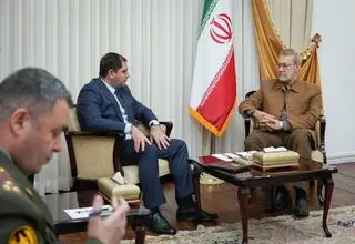 علی لاریجانی با وزیر دفاع ارمنستان دیدار کرد 