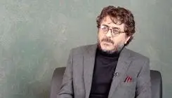 مهران مدیری زیاد از بداهه‌گویی در کارهایش استفاده می‌کند