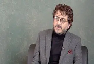 مهران مدیری زیاد از بداهه‌گویی در کارهایش استفاده می‌کند