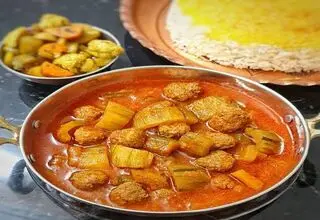 طرز تهیه خورش خیار چنبر با گوشت قلقلی