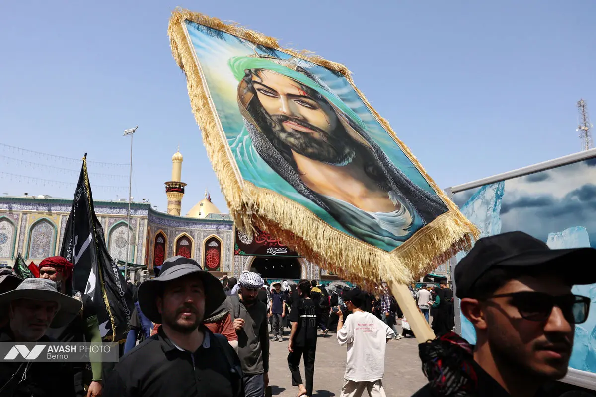 زائران اربعین در مسیر نجف به کربلا