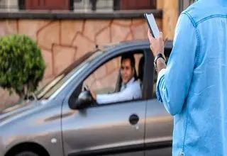 مخالفت انجمن تجارت الکترونیک با واگذاری مجوز تاکسی‌های اینترنتی به شهرداری‌ها