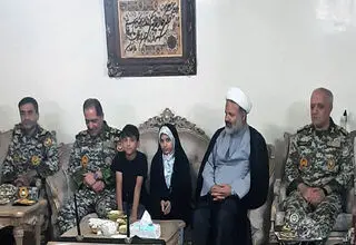 دیدار امیر سرتیپ صباحی فرد با خانواده یکی از شهدای ارتش در جنگ ۱۲ روزه