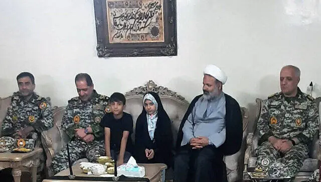 دیدار امیر سرتیپ صباحی فرد با خانواده یکی از شهدای ارتش در جنگ ۱۲ روزه