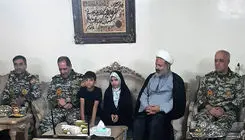 دیدار امیر سرتیپ صباحی فرد با خانواده یکی از شهدای ارتش در جنگ ۱۲ روزه