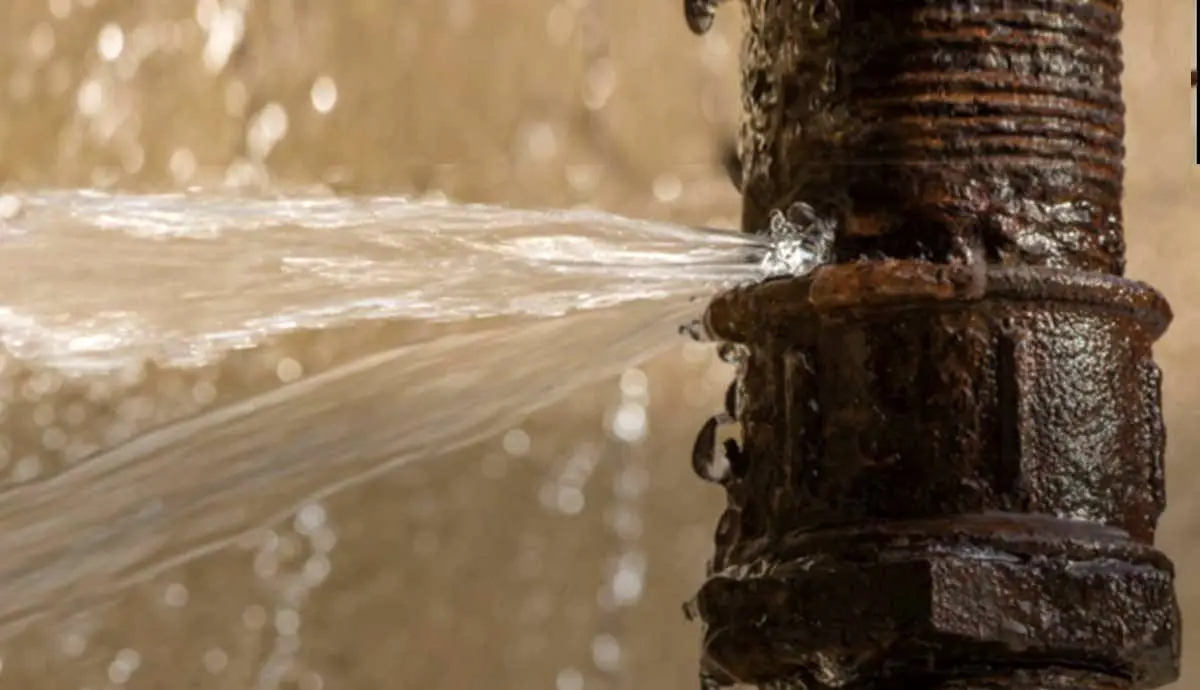 تصاویر عجیب هدر رفت آب بر اثر ترکیدن شاه لوله وسط خیابان