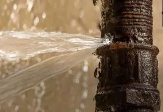 تصاویر عجیب هدر رفت آب بر اثر ترکیدن شاه لوله وسط خیابان