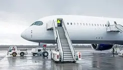 چرا مسافران همیشه از سمت چپ هواپیما می‌شوند؟
