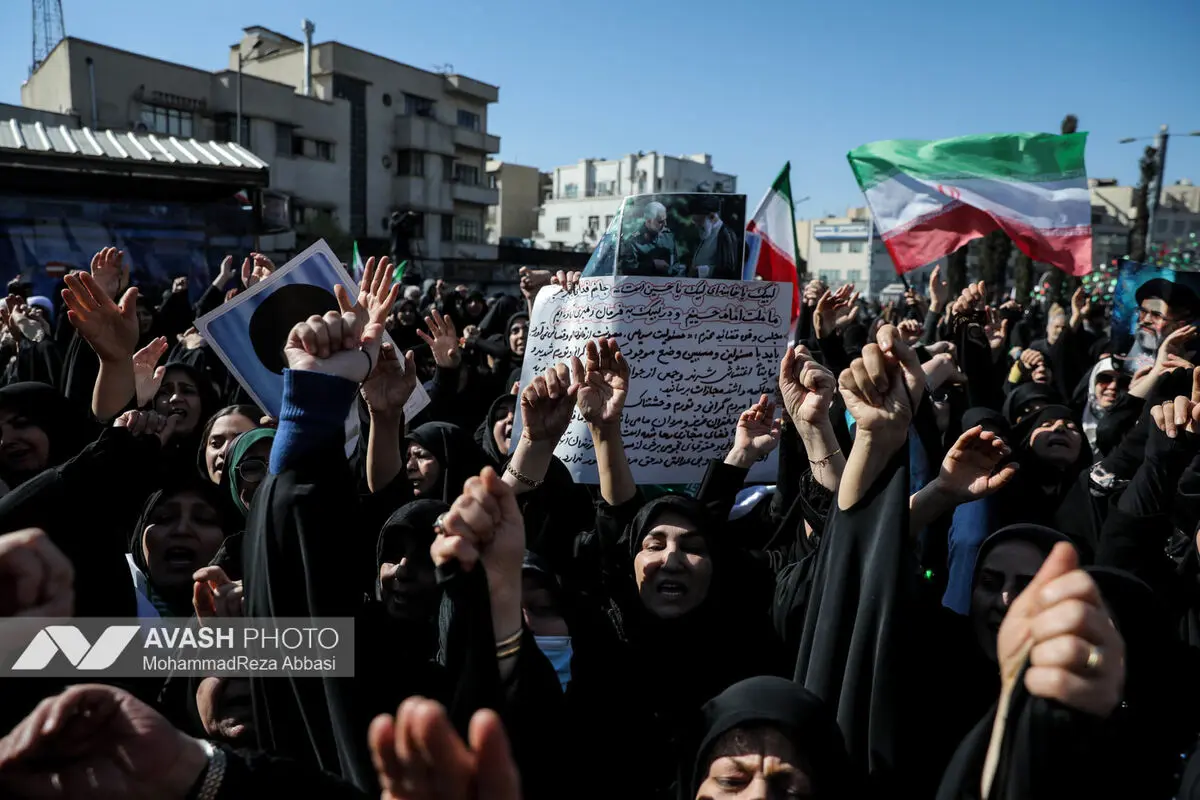 تجمع سوگواران رهبر شهید انقلاب در میدان انقلاب تهران
