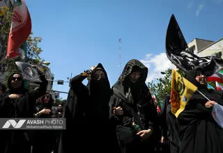 دمام‌زنی بانوان در مراسم چهلم رهبر شهید/ ببینید