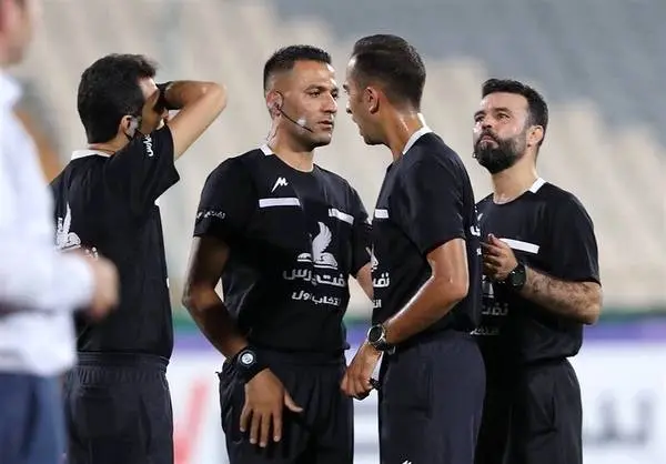 کورس داوران داخل زمین و داوران VAR برای دریافت زرشک طلایی!